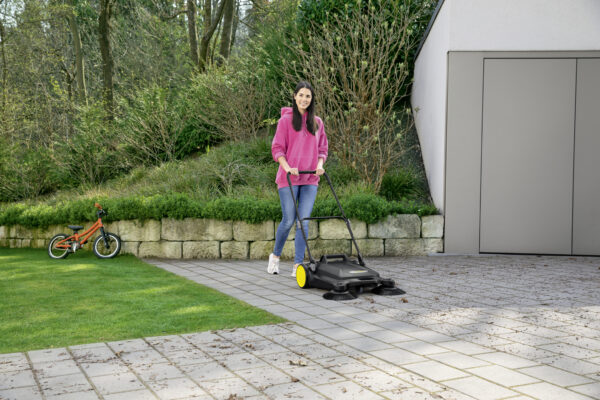 S-4-Twin-Go-Further-driveway-sweeping-app-02-CI20-150-DPI